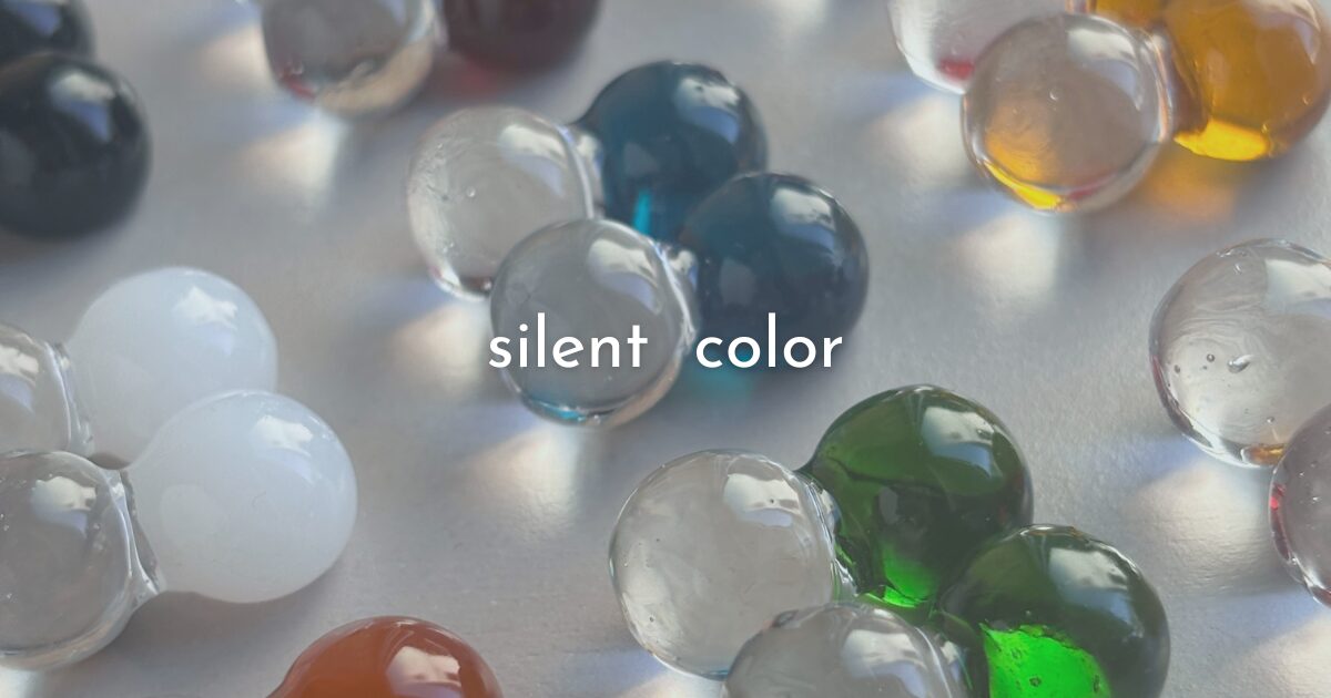 推し活アクセサリー｜メンカラピアス Silent Color – 大人女性向け透明感ハンドメイドアクセ